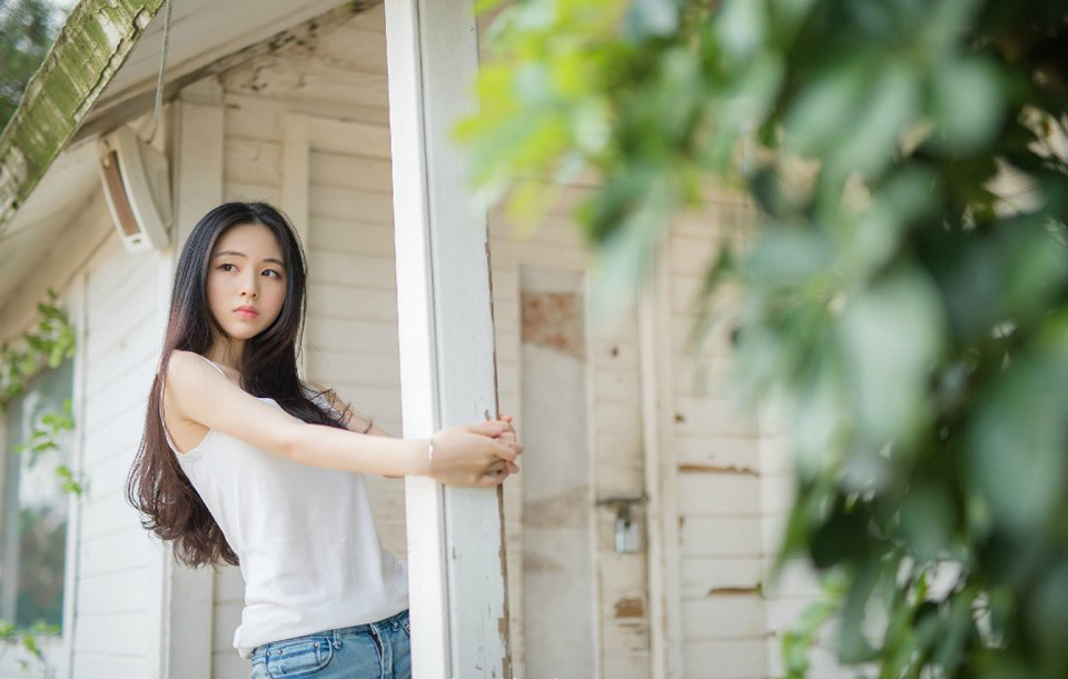 我们都曾付出真心，以不同的方式。我们只是当时理解不了彼此，谁也不欠谁，爱情无需缅怀。你是那些年月里最烈的酒，我是真的认真醉过。
